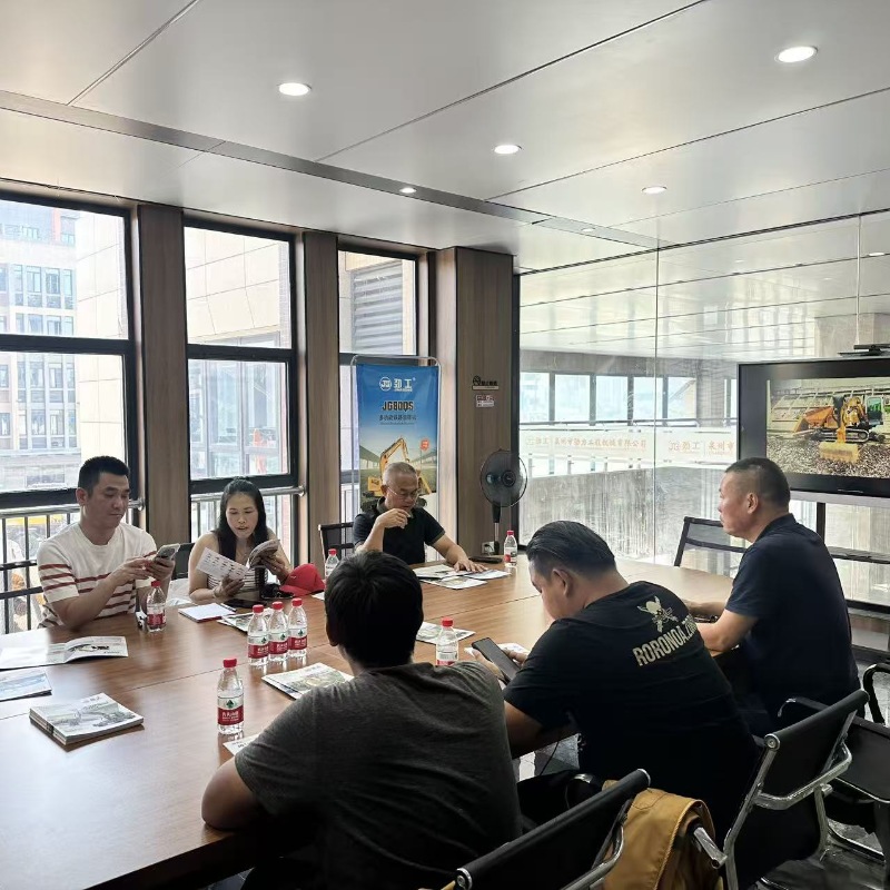 A delegação de especialistas ferroviários tailandeses visitou e inspecionou a operação eficiente da máquina de corte ferroviária