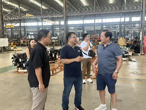 Philippine Customer Visit: Exploring New Opportunities for Cooperation in Sugarcane Harvester Manufacturing at the Excavator Factory