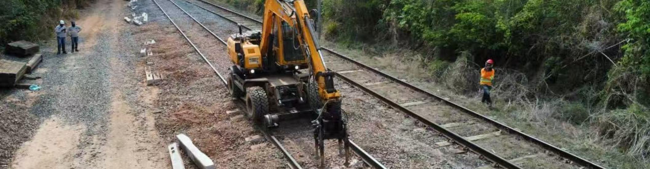 Lâmina reguladora de lastro ferroviário