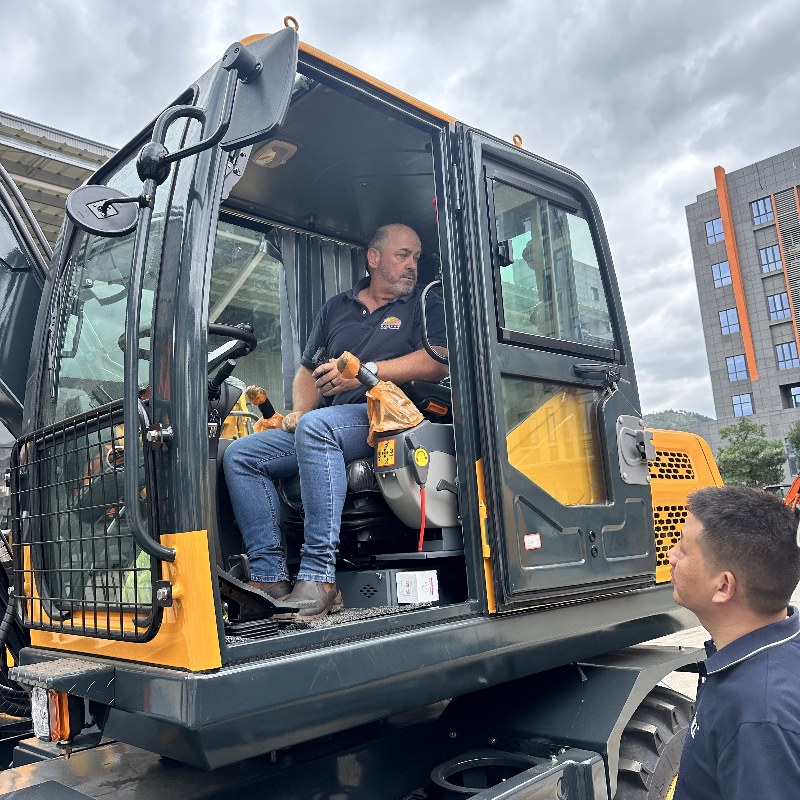 Uma delegação de distintos clientes sul-africanos visitou a Jinggong Railway Excavator Company: Aprofundando a cooperação internacional e apoiando a construção ferroviária global.