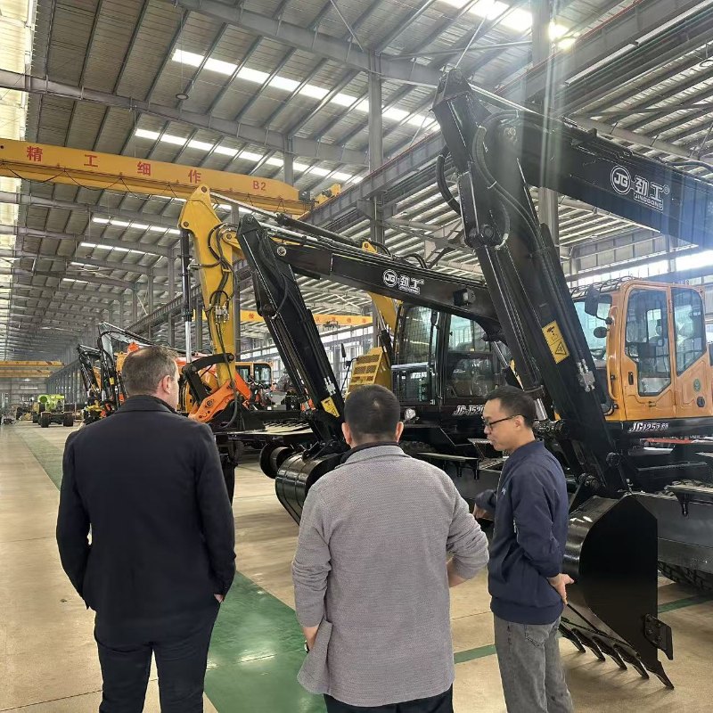 A delegação de clientes austríacos visitou a empresa Jinggong Railway Excavator para inspeção e troca de informações.