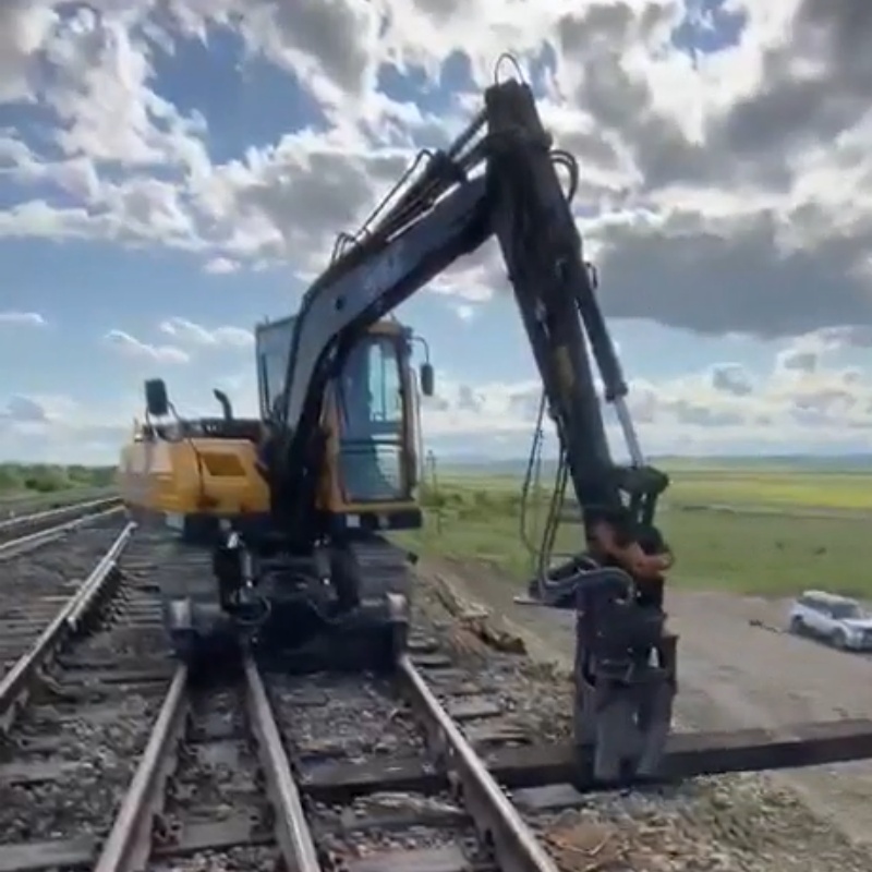 Clientes russos compartilham vídeos da construção para testemunhar o excelente desempenho do trocador de travesseiros ferroviário na Ferrovia Russa.