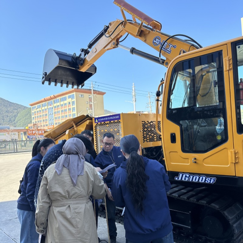 Delegação indonésia inspeciona máquina de triagem ferroviária JG100SF na Jinggong Excavator.