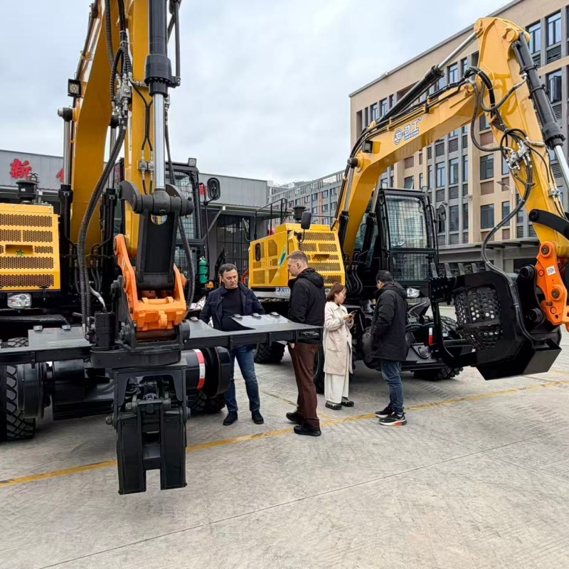 Clientes russos visitaram a empresa Jinggong Excavator para inspecionar os equipamentos de escavação ferroviária.