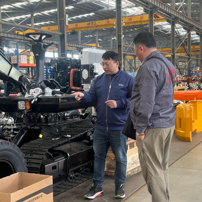A delegation of customers from Bhutan visited Jinggong Railway Excavator Company to deepen transnational engineering cooperation