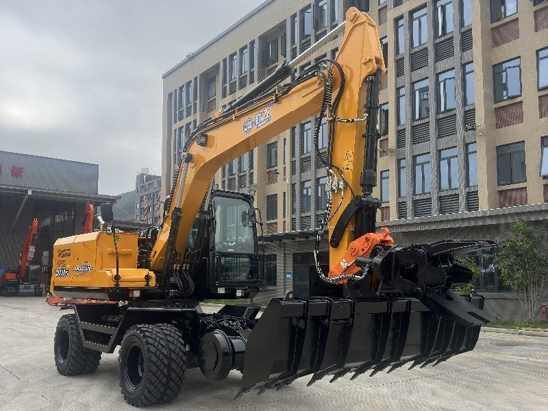 Choosing an excavator for your railway project: Five core features to consider