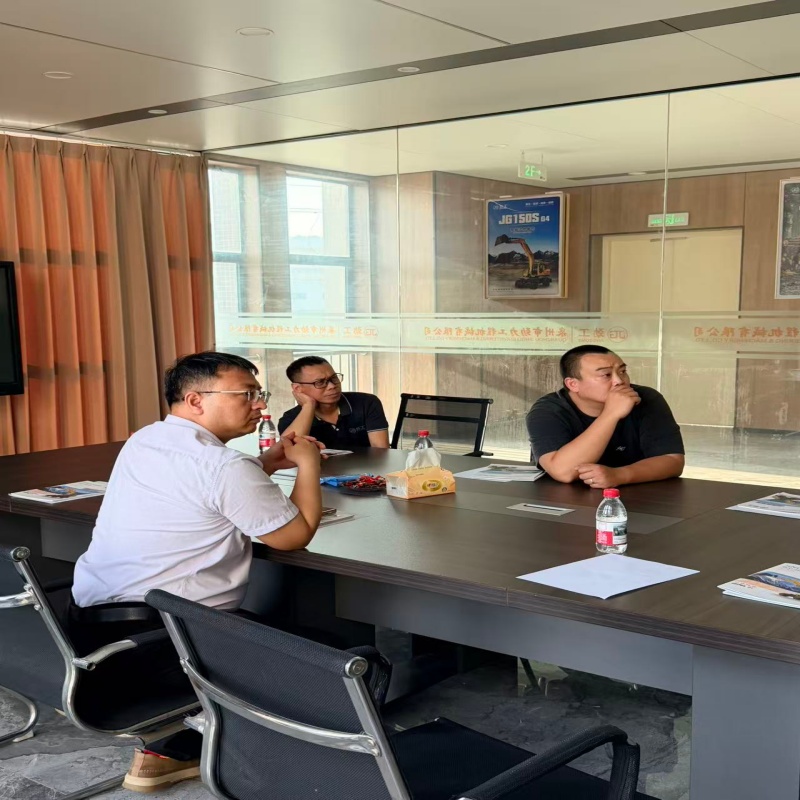 Clientes malaios visitaram a Jinggong Excavator para conhecer os acessórios para produção de óleo de palma.