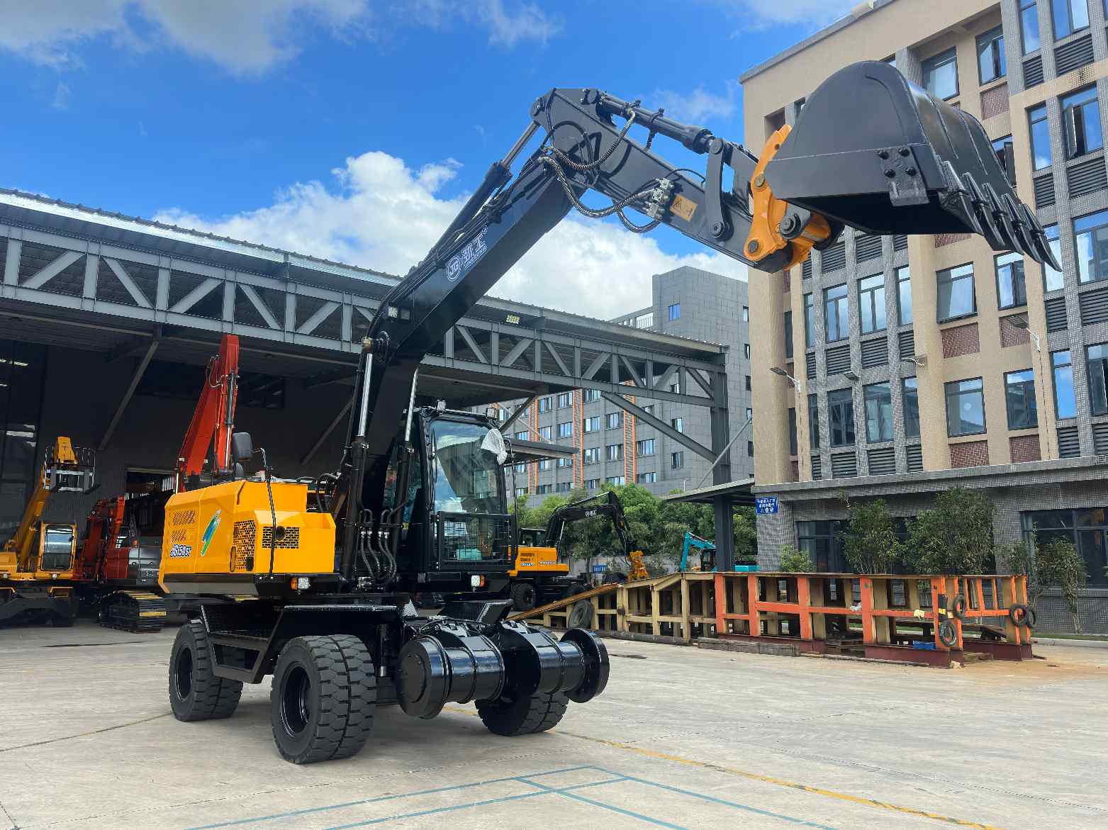 JG150ST 15-ton wheeled railway excavator with standard digging bucket