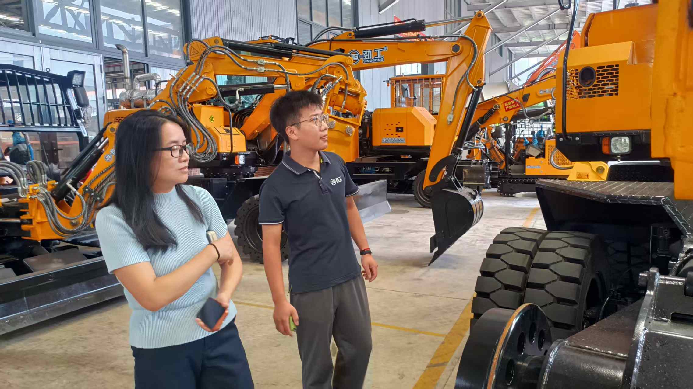 Cliente russo visita a fábrica da Quanzhou JINGGONG Machinery para inspeção de máquinas no local e discussão técnica sobre escavadeiras de mineração.